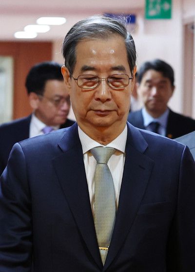 한덕수 대통령 권한대행 국무총리가 1일 정부서울청사에서 열린 국무회의에 입장하고 있다.