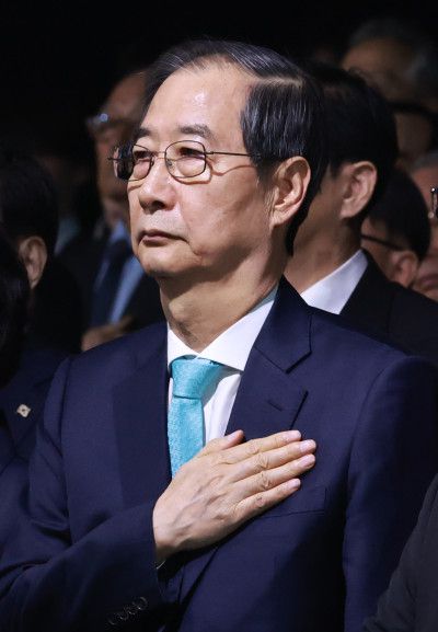 한덕수 대통령 권한대행 국무총리가 11일 서울 서대문구 국립대한민국임시정부기념관에서 열린 대한민국임시정부 수립 106주년 기념식에서 국기에 경례하고 있다. 2025.4.11