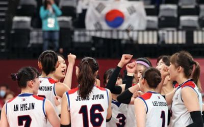 문 대통령 "여자배구, 원팀의 힘으로 감동…김연경에 각별한 ...