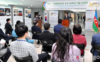 [포토] 한국-아제르바이잔 수교 30주년 기념 사진전 인사말하는 권성동 원내대표 : ZUM 뉴스