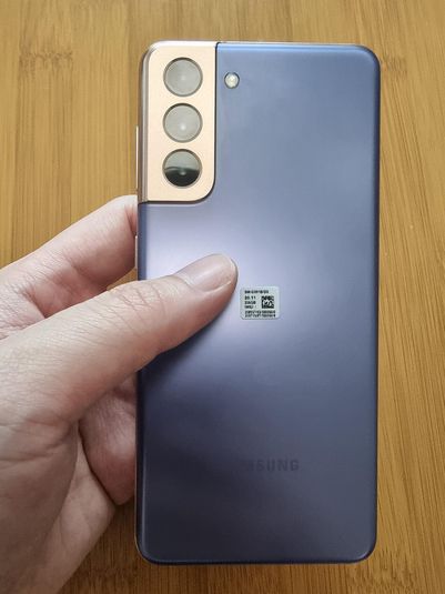 갤럭시S21 팬텀 바이올렛 모델 후면 모습.