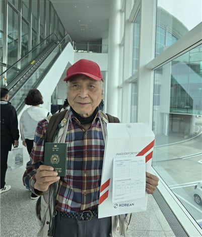 서길수 전 서경대 교수가 지난 6일 중국 선양(瀋陽) 공항에서 중국 입국이 불허된 뒤 인천공항으로 돌아와 대한항공 직원에게서 받은 '입국 불허' 서류를 들어보이고 있다. /서길수 교수 제공