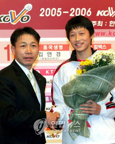 흥국생명 입단 당시의 김연경(오른쪽)2005년 10월 흥국생명에 입단한 김연경 [연합뉴스 자료사진]