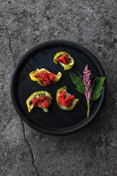 정관 스님이 빨간색 토마토와 초록색 토마토를 활용해 만든 장아찌. 윌북 제공