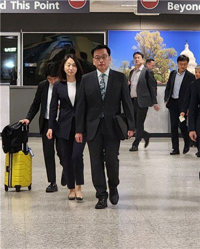 통상협의 위해 미국 찾은 최상목 경제부총리(워싱턴=연합뉴스) 박성민 특파원 = 최상목 경제부총리 겸 기획재정부 장관이 미국 도널드 트럼프 행정부와 통상 협의를 하기 위해 22일(현지시간) 미국에 도착하고 있다. 2025.4.22 min22@yna.co.kr