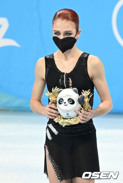 지난 17일 중국 베이징 수도체육관에서 2022 베이징 동계올림픽 피겨 스케이팅 여자 싱글 프리 프로그램이 진행됐다. 은메달을 획득한 알렉산드라 트루소바가 빙둔둔 인형을 들고 포즈를 취하면서 손가락 욕을 해 논란이 되고 있다. /사진=오센