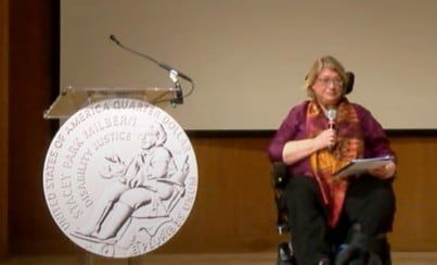 13일 열린 스테이시 박 밀번 기념쿼터 발행 행사에서 엘리자베스 지바스 스미스소니언 재단 관람객 접근가능성 담당 국장이 인사하고 있다./스미스소니언 국립여성사박물관 유튜브 캡처