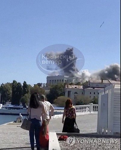 러시아 흑해함대 본부에 날아드는 미사일[AP 연합뉴스 자료사진. 재판매 및 DB 금지]