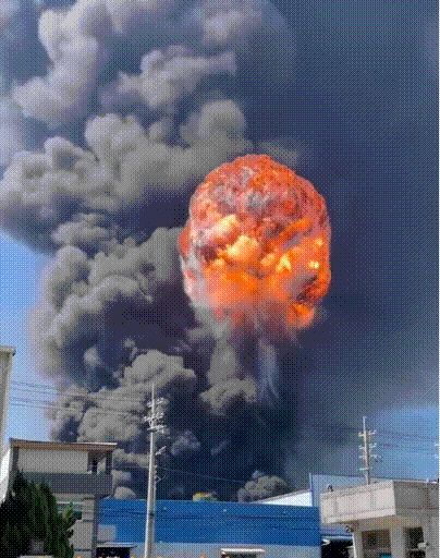 화학공장 화재로 거대 화염이 일고 있다. /유튜브