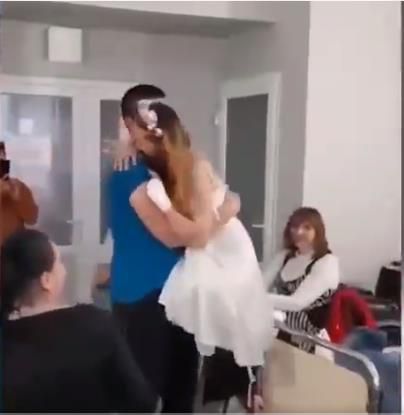 지뢰에 두 다리 잃은 신부의 웨딩댄스[우크라이나 의회 트위터 캡처. 재판매 및 DB 금지]