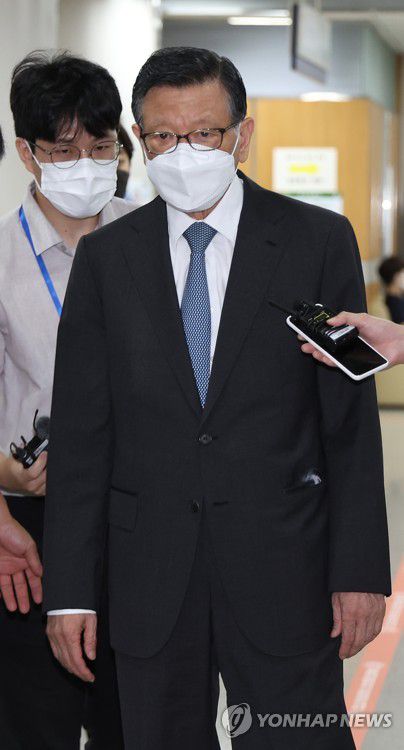법정 출석하는 박삼구 전 회장(서울=연합뉴스) 신준희 기자 = 계열사 부당지원과 수천억원대 횡령 및 배임 혐의로 기소된 박삼구 전 금호아시아나그룹 회장이 17일 서초동 서울중앙지법에서 열리는 1심 선고공판에 출석하고 있다. 2022.8.17 hama@yna.co.kr