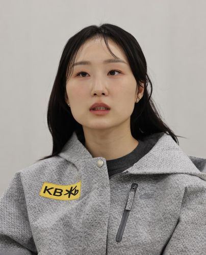 인터뷰하는 최민정(서울=연합뉴스) 서명곤 기자 = 쇼트트랙 국가대표 최민정이 4일 서울 강남구 올댓스포츠 사옥에서 연합뉴스와 인터뷰하고 있다. 2025.12.4. seephoto@yna.co.kr