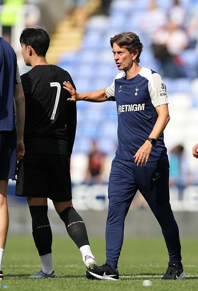 토마스 프랑크 토트넘 신임 감독이 레딩과 프리 시즌 경기서 손흥민의 등을 다독이는 모습   [게티이미지]