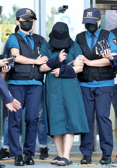 또래 여성을 살해하고 시신을 유기한 혐의를 받는 정유정(23)이 2일 오전 부산 동래경찰서에서 나와 검찰로 송치되고 있다. 2023.6.2 연합뉴스