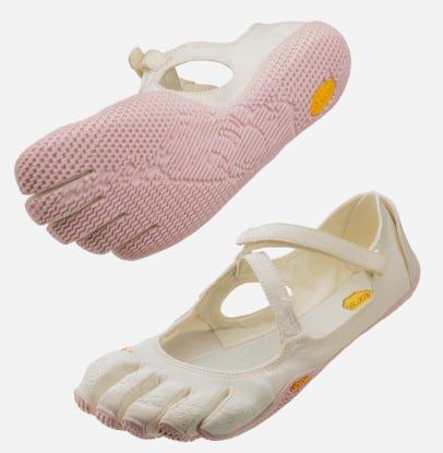 제니 공항 패션으로 주목받은 비브람의 '파이브 핑거스'./비브람