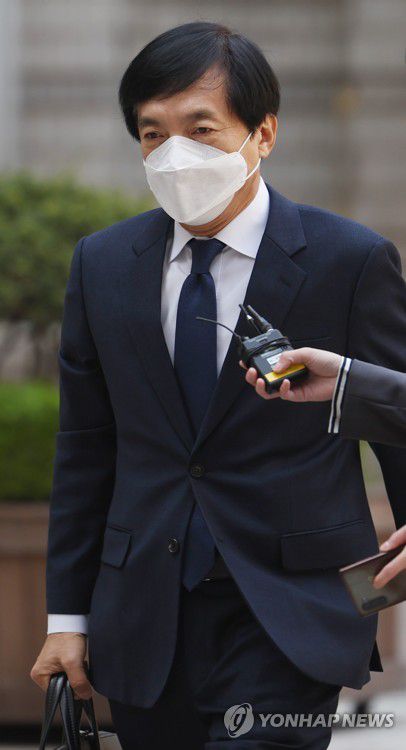 법정 향하는 이성윤 서울고검장(서울=연합뉴스) 신준희 기자 = 이성윤 서울고검장이 15일 서초동 서울중앙지법에서 열리는 '김학의 출금 수사외압' 관련 공판에 출석하고 있다. 2022.4.15 hama@yna.co.kr