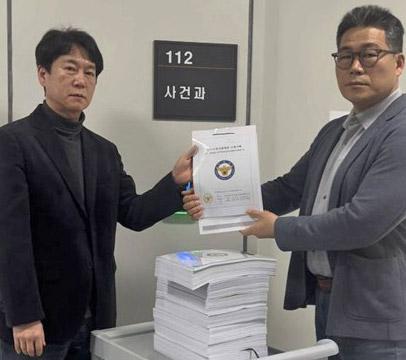 압수수색 영장을 신청하는 백해룡 경정(오른쪽)[백해룡 경정 제공]