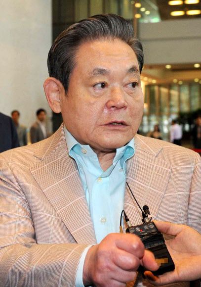 이건희 삼성전자 회장 - 이건희 삼성전자 회장이 서울 서초동 삼성전자 사옥 집무실로 출근하는 길에 기자들의 질문을 받고 답변하고 있다. 연합뉴스