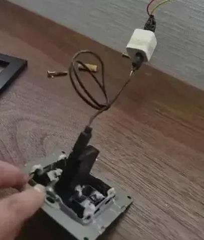 13층으로 옮긴 객실에서도 같은 콘센트에서 몰카가 발견됐다. [지무뉴스 캡쳐]