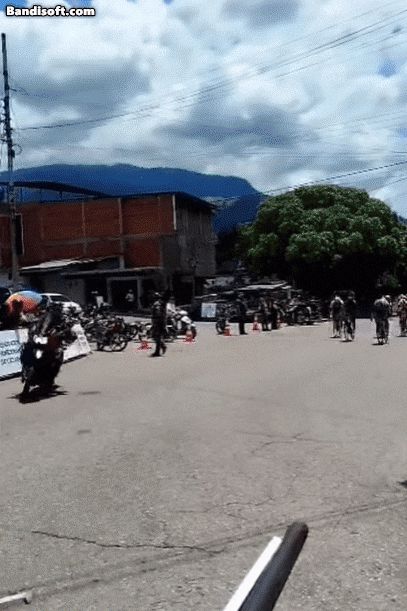 자전거 대회에서 경찰 오토바이가 선수 무리를 덮치는 사고가 발생했다./인스타그램