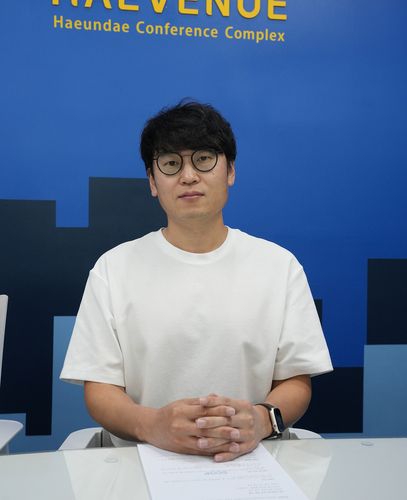 채정원 SOOP e스포츠·게임콘텐츠사업부문장    (부산=연합뉴스) 김주환 기자 = 채정원 SOOP e스포츠·게임콘텐츠사업부문장이 15일 지스타 2024가 열리고 있는 부산 벡스코(BEXCO) 현장에서 취재진 질문을 듣고 있다. 2024.11.15 jujuk@yna.co.kr