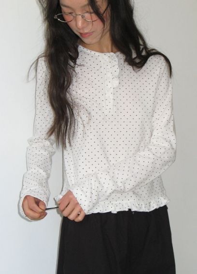 론론 도트 러플 롱 슬리브 티셔츠. 29CM 제공