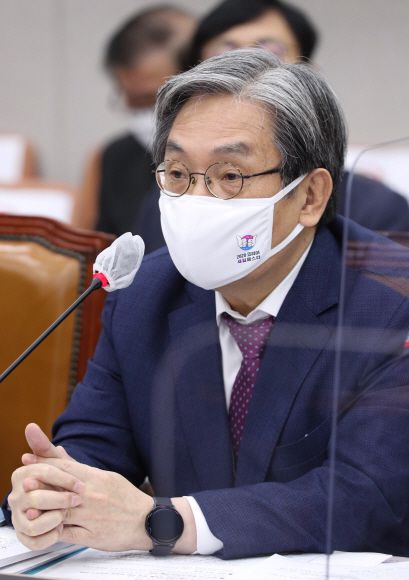 - 노영민 대통령 비서실장이 4일 오전 서울 여의도 국회에서 열린 국회운영위원회의 청와대 대통령비서실?국가안보실?대통령경호처에 대한 국정감사에서 의원들의 질의에 답변하고 있다. 2020. 11. 4 오장환 기자5zzang@seoul.co.kr