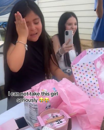 까르보불닭볶음면을 생일 선물로 받고 기쁨의 눈물을 흘리는 한 소녀의 모습. /틱톡