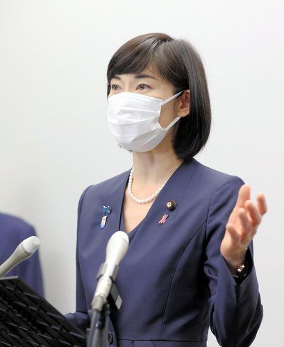 마루카와 일본 올림픽담당상(도쿄 교도=연합뉴스) 마루카와 다마요 일본 올림픽담당상이 지난 4월 28일 도쿄올림픽·패럴림픽 5자 회의를 마친 뒤 플레이북 2차 버전 내용을 설명하고 있다. 2021.4.29 photo@yna.co.kr