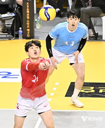 리시브하는 대한항공의 리베로 강승일(앞)[한국배구연맹 제공. 재판매 및 DB 금지]