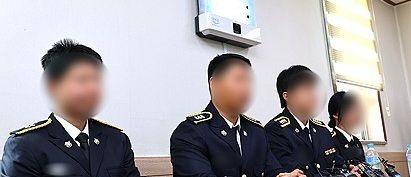 15일 갯벌에 고립된 노인을 혼자 구하려다 숨진 고 이재석 경사 팀원들인 인천해양경찰서 영흥파출소 직원들이 기자회견을 하고 있다.