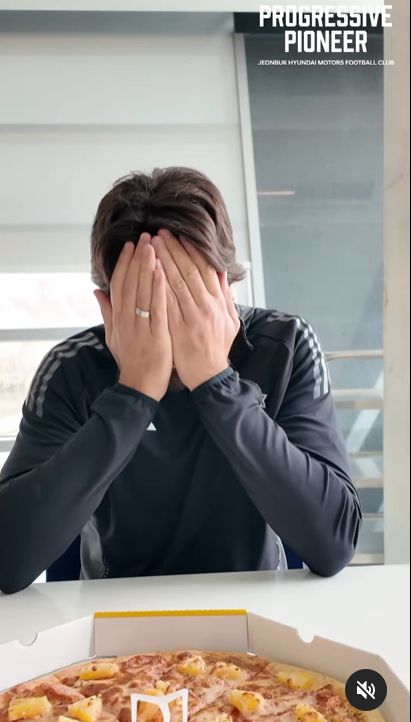 프로축구 전북의 이탈리아 출신 공격수 콤파뇨가 파인애플이 올라간 하와이안 피자를 보고 얼굴을 감싸쥐고 있다. [사진 전북 현대 인스타그램]