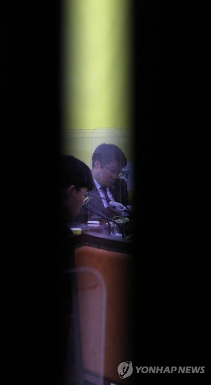 비공개로 열린 정의당 대표단 회의(서울=연합뉴스) 하사헌 기자 = 정의당 김종철 대표가 성추행 의혹으로 당 대표직에서 사퇴한 25일 서울 여의도 국회에서 정의당 대표단회의가 비공개로 열리고 있다. toadboy@yna.co.kr