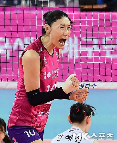 여자 프로배구 흥국생명의 김연경이 30일 인천 계양체육관에서 열린 도드람 2020-2021 V-리그 챔피언결정전 3차전에서 득점을 기록한 뒤 기뻐하고 있다. 사진(인천 계양)=김영구 기자