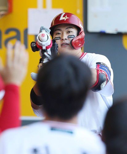 1회 시즌 7호 홈런을 친 SSG 고명준의 세리머니[SSG 랜더스 제공. 재판매 및 DB 금지]