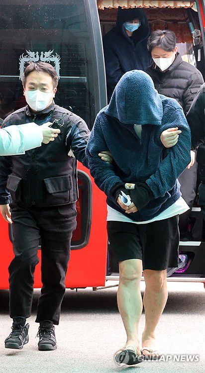 입감되는 캄보디아 로맨스스캠 사기 피의자(홍성=연합뉴스) 이주형 기자 = 로맨스스캠 사기를 벌이다 캄보디아 현지에서 검거돼 충남경찰청에서 수사받게 된 범죄 피의자들이 23일 국내로 송환돼 충남 홍성경찰서 유치장에 입감되고 있다. 2026.1.23 coolee@yna.co.kr