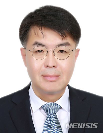 [서울=뉴시스] 문재인 대통령은 1일 국토교통부 제1차관에 윤성원 전 대통령비서실 국토교통비서관을 내정했다. (사진=청와대 제공) 2020.11.01.  photo@newsis.com