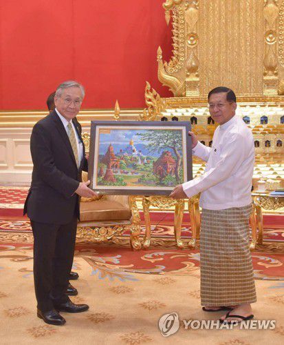 돈 쁘라뭇위나이 태국 부총리(왼쪽)와 민 아웅 흘라잉 미얀마 군정 지도자[EPA 연합뉴스 자료사진. 재판매 및 DB 금지]