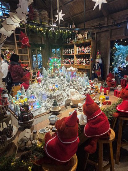 서울 여의도 더현대 5층 사운즈 포레스트 H빌리지 내부의 선물공방에서 관람객이 구경하고 있다/이태경 인턴 기자