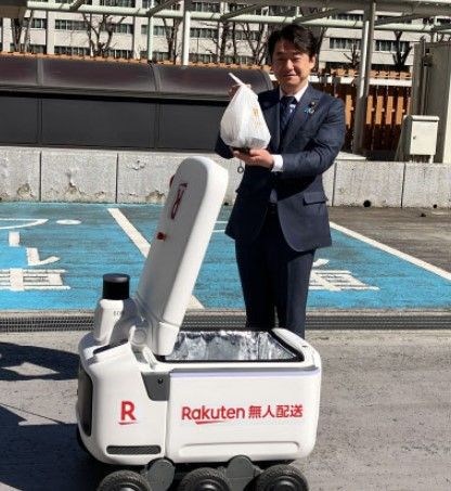 라쿠텐 그룹의 자동 배송 로봇이 경제산업성 관계자에게 규동(소고기 덮밥)을 배달하고 있다. 경산성 제공