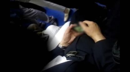 1호선 지하철 안에서 성인 동영상을 시청하고 있는 남성. [사진=온라인 커뮤니티 갈무리]