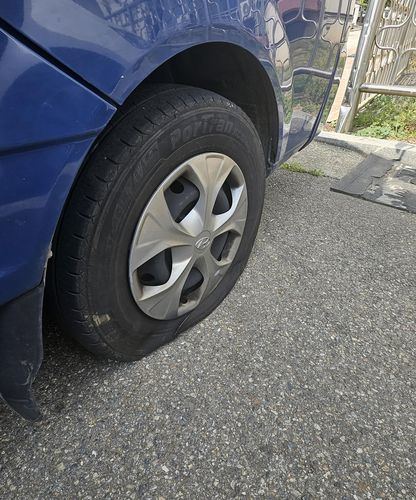 타이어가 훼손된 더불어민주당 이재명 후보 유세차량[더불어민주당 강원도당 제공. 재판매 및 DB 금지]