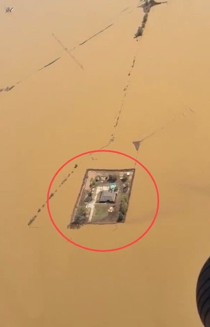 미국 테네시주에 기록적인 폭우가 내려 물난리가 발생한 가운데 물에 잠기지 않은 집(빨간색 원)이 포착돼서 화제다. 아큐웨더 인스타그램 캡처