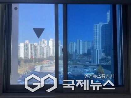 ▼사진=법 시행 이전 건축물 80여 개소 소방관 진입창 표시 스티커 부착