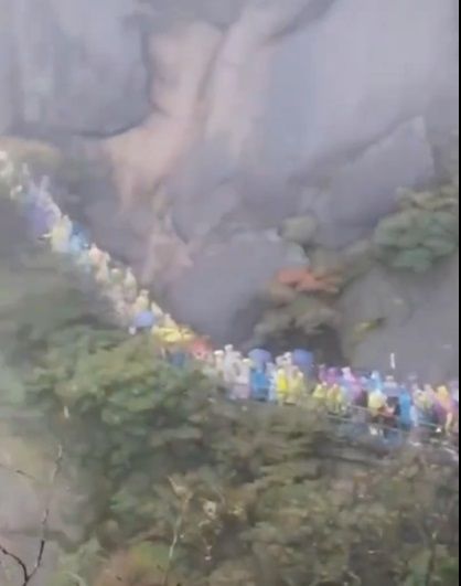 10월 4일 중국 황산의 모습. 관광객들이 좁은 통행로로 줄을 지어 이동하고 있다.