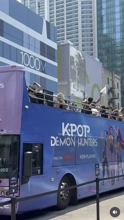 시카고에서 운영된 '케이팝 데몬헌터스' 노래 따라부르기 체험 버스. 틱톡 캡처
