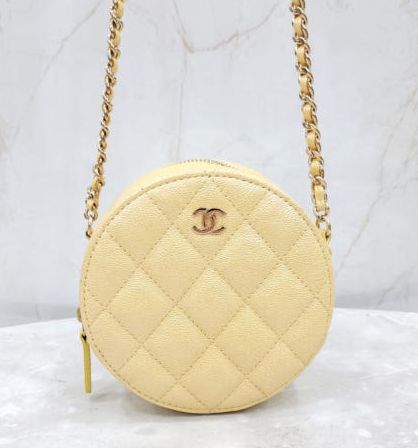 ‘건진법사’ 전성배 씨가 김건희 여사에게 전달한 명품들 샤넬 탬버린 체인백. 샤넬 공식 홈페이지, 인터넷 사이트 캡처