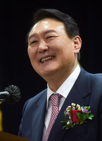 윤석열 국민의힘 대선 후보가 26일 오후 서울 종로구 이북5도청 대강당에서 열린 이북도민 탈북민 신년하례식에서 축사를 하고 있다.2022. 1. 26 김명국 선임기자