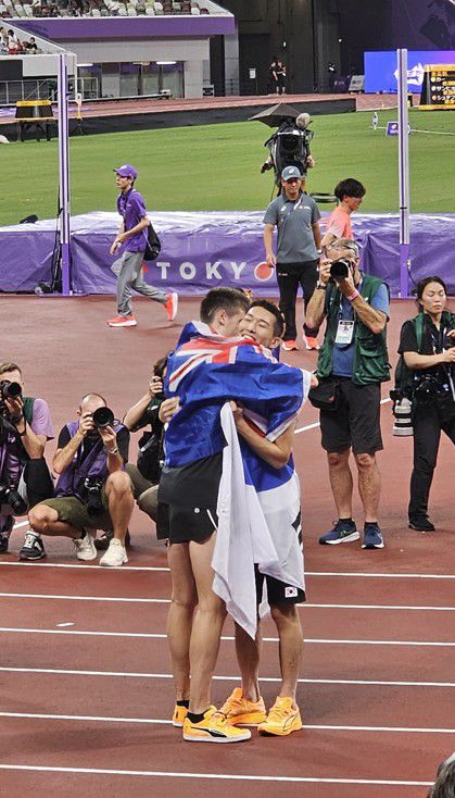 커와 포옹하는 우상혁(서울=연합뉴스) 우상혁이 16일 일본 도쿄에서 열린 2025 세계육상선수권 남자 높이뛰기 결선에서 2위에 오른 뒤, 1위 커와 포옹하고 있다. [대한육상연맹 제공. 재판매 및 DB 금지]