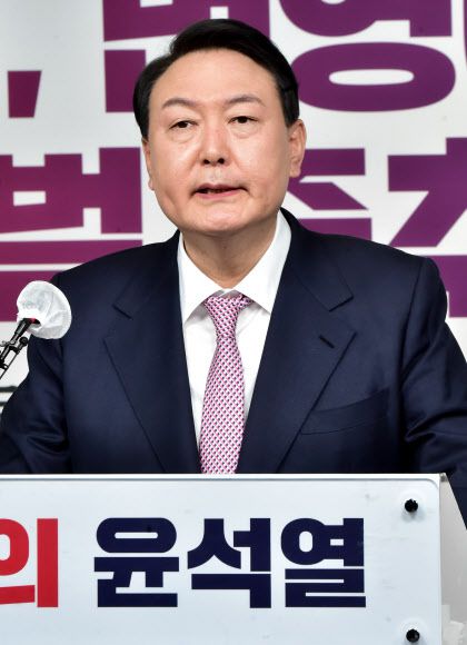 외교안보 글로벌비전 발표하는 윤석열 대선 후보 - 국민의힘 윤석열 대선 후보가 24일 서울 여의도 중앙당사에서 ‘자유ㆍ평화ㆍ번영에 기여하는 글로벌 중추국가’ 외교안보 글로벌비전 발표를 하고 있다. 2022.1.24 국회사진기자단